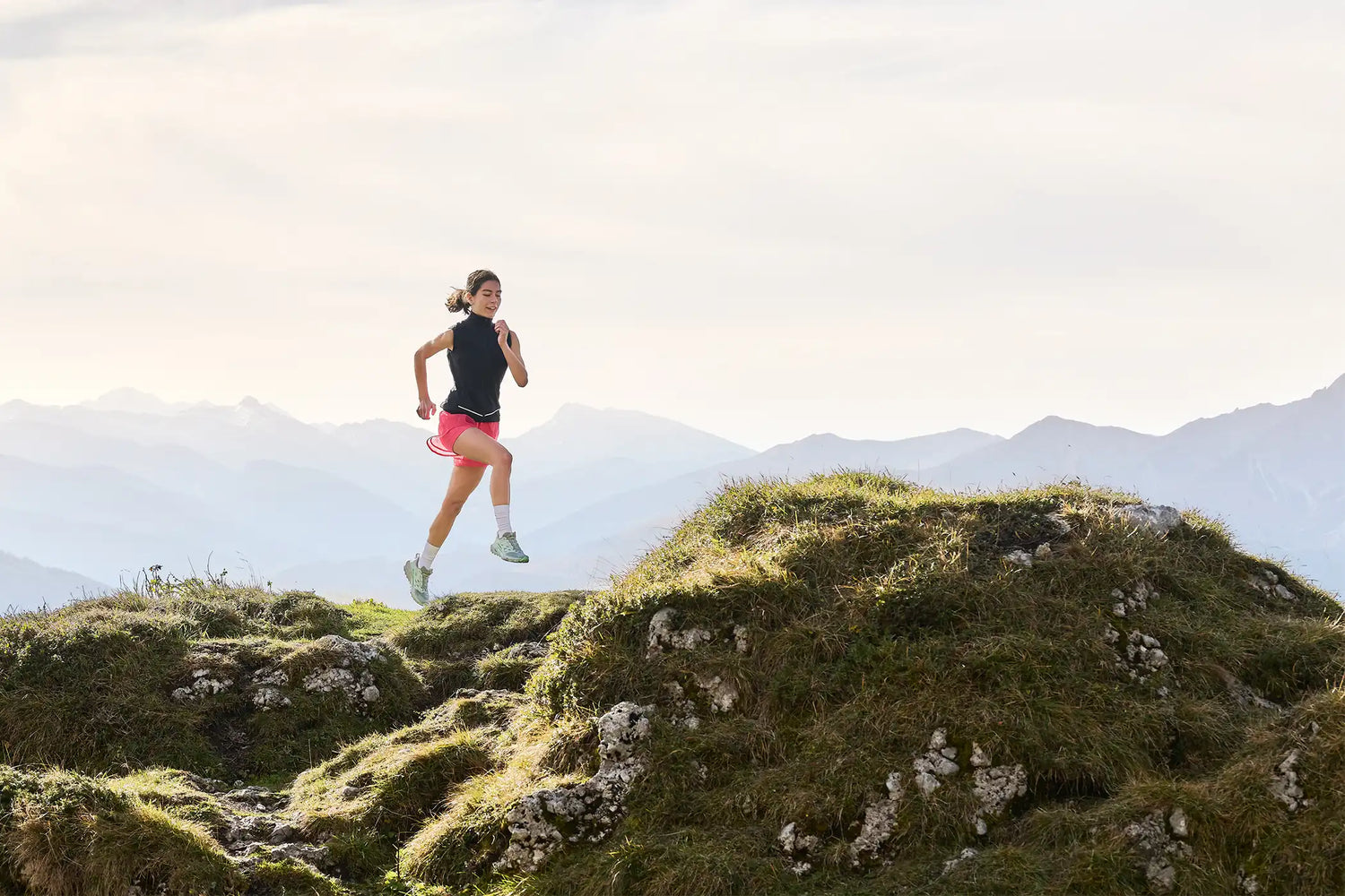 Frau beim Laufen im Gebirge