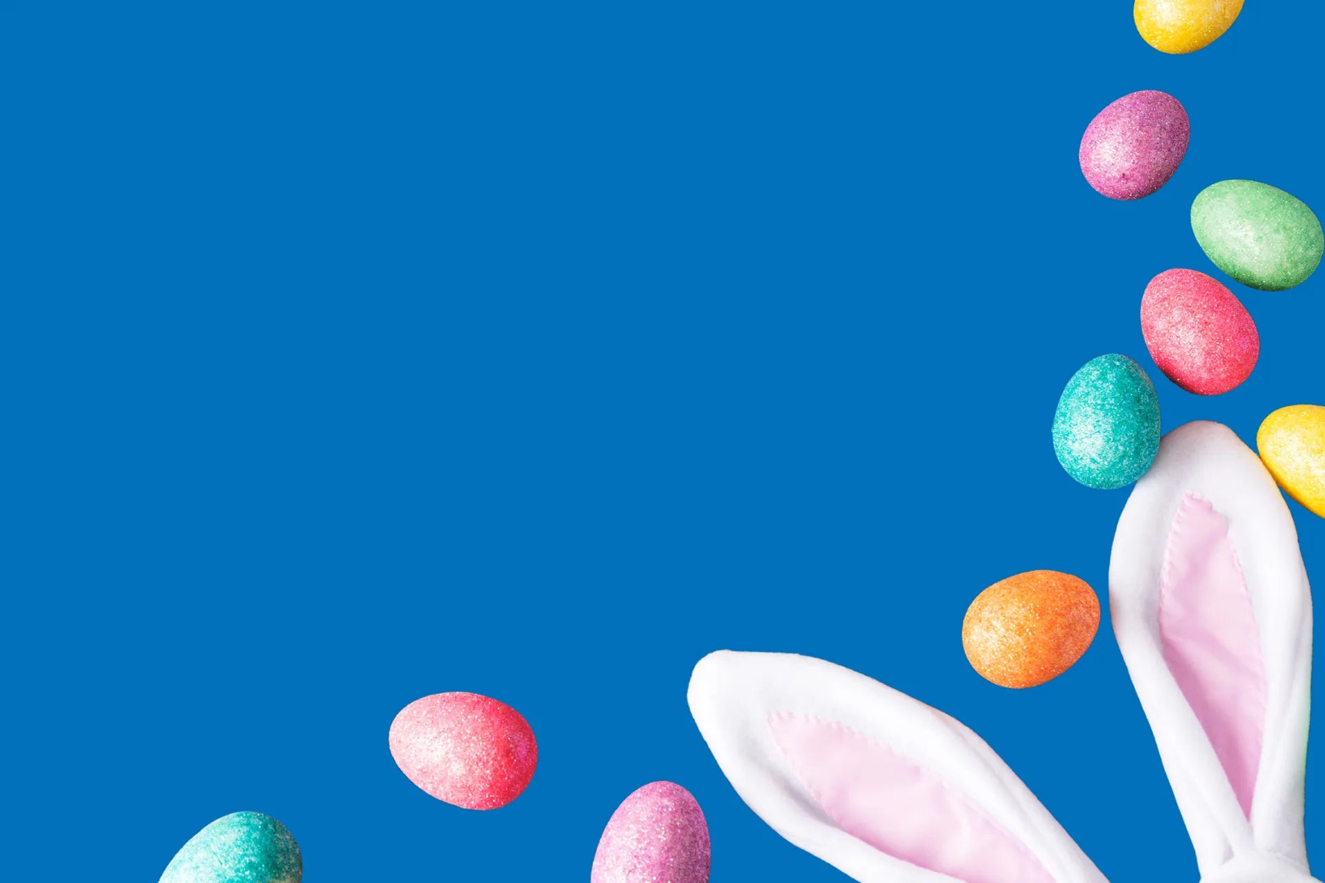 Grafik mit bunten Ostereiern und Hasenohren auf blauem Hintergrund als Symbolbild für Geschenkideen.