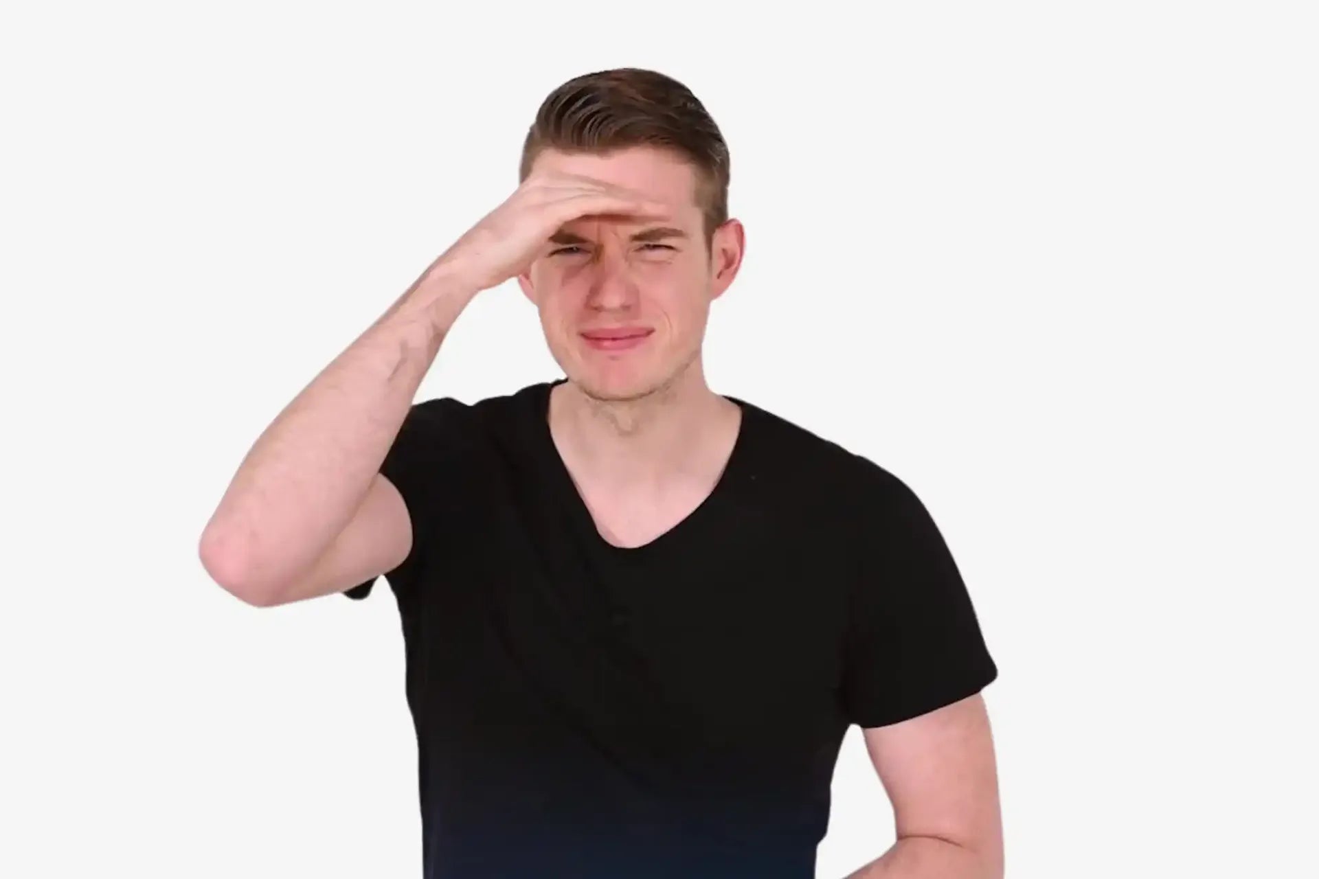 Ein Mann schaut mit vor hellgrauem Hintergrund wegen Kurzsichtigkeit mit zugekniffenen Augen Richtung Kamera.