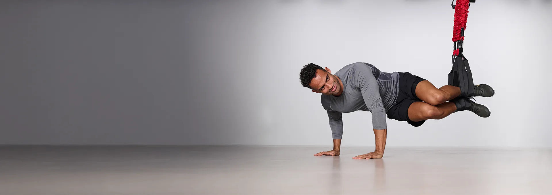 Sportler führt eine Core-Übung im 4D PRO Bungee Fitness-Trainer aus