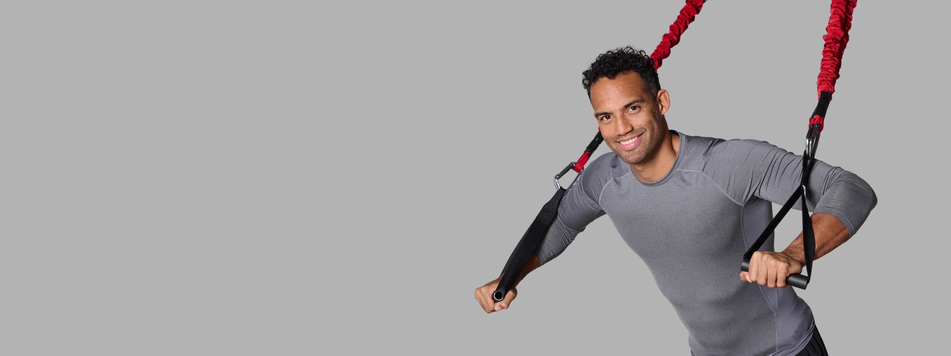 Mann trainiert stehend mit dem 4D PRO Bungee Trainer