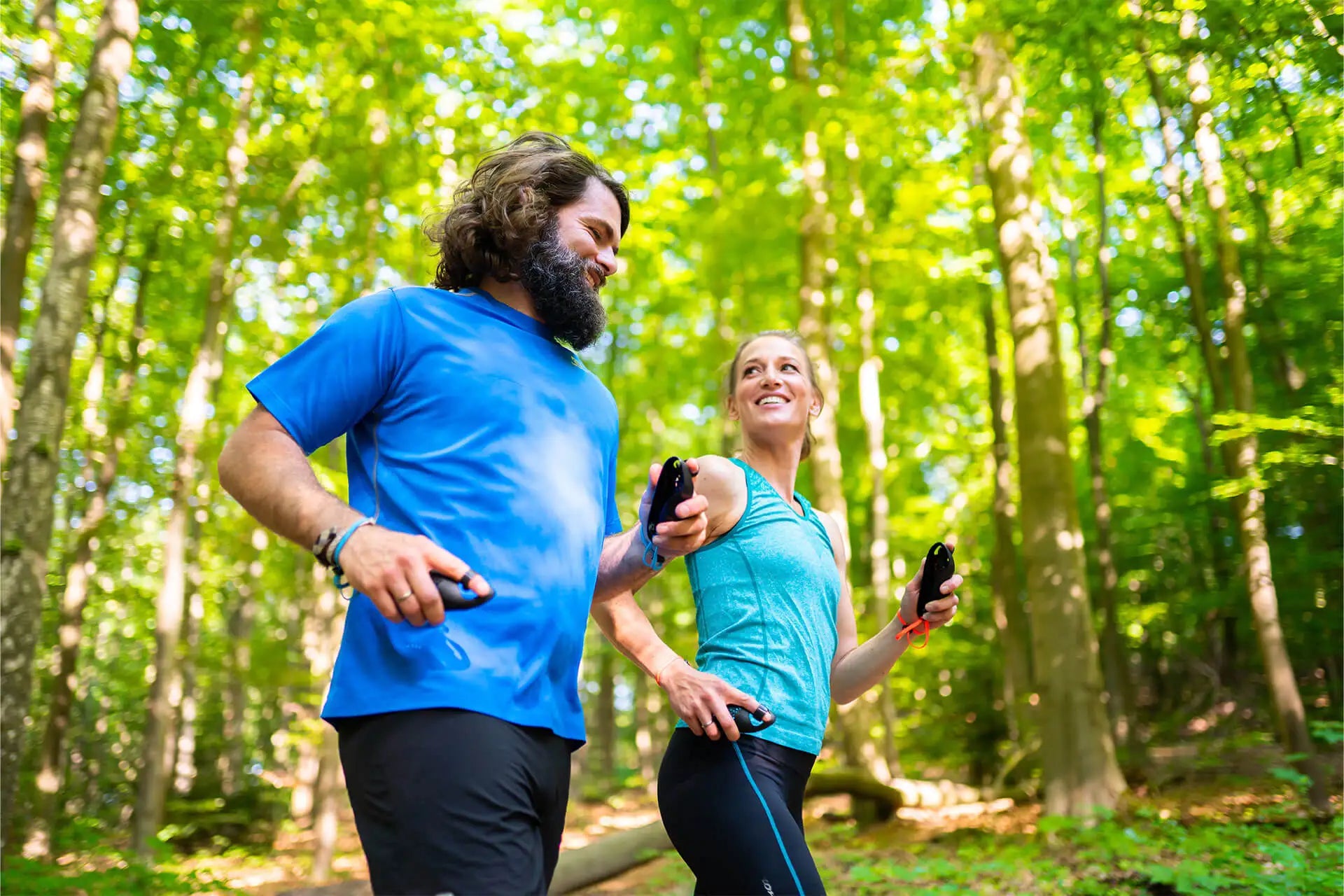 Ein Mann und eine Frau beim Lauftraining im Grünen.