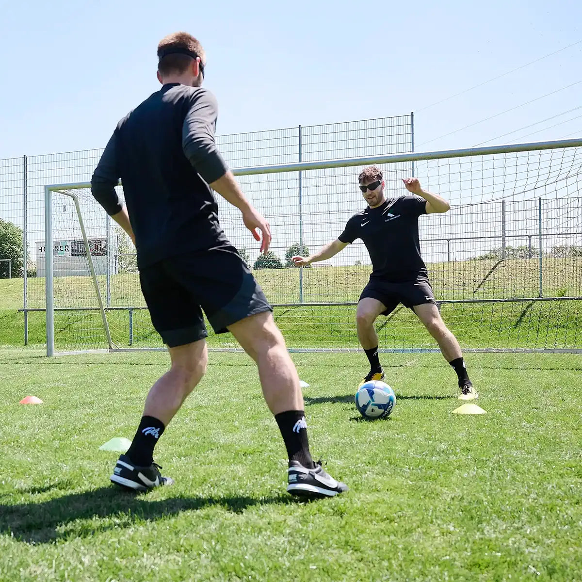 Fußballer trägt eine ARTZT neuro Rasterbrille Sport beim Fußballtraining.