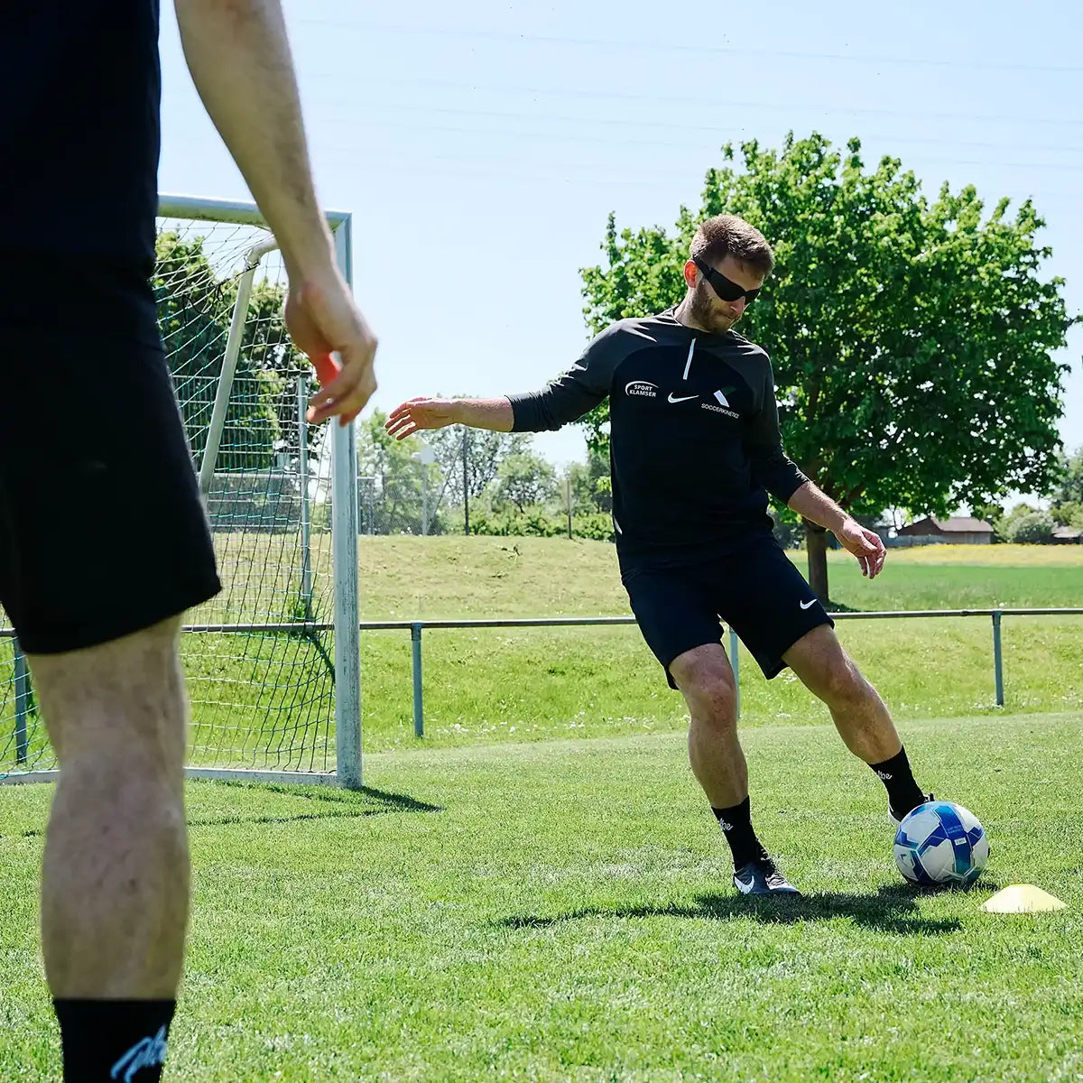 Fußballer trägt eine ARTZT neuro Rasterbrille Sport beim Fußballtraining.