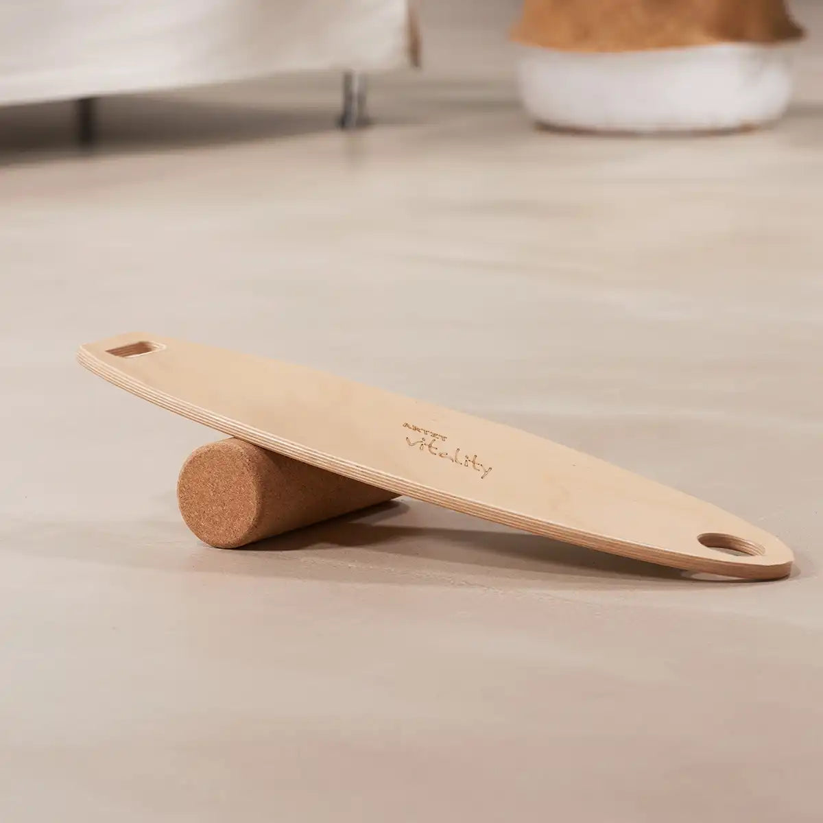 Balance Board von ARTZT vitality liegt im Wohnzimmer auf dem Boden