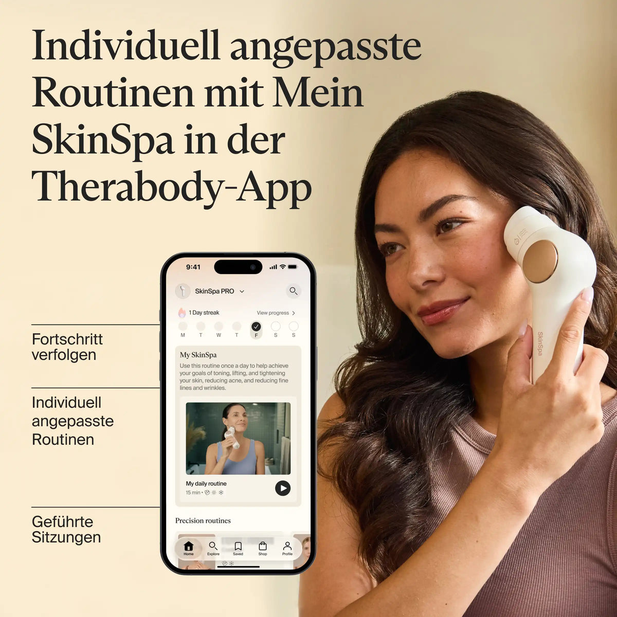 Frau mit langem braunem Haar hält das Therabody SkinSpa PRO Gesichtspflegegerät an die Wange, daneben Smartphone mit der Therabody-App. Mein SkinSpa bietet individuell angepasste Routinen, Fortschrittsverfolgung und geführte Sitzungen, im Screen eine tägliche 15-Minuten-Routine