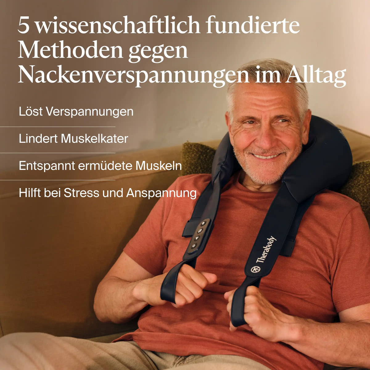 Therabody ThermNeck & Upper Back Nackenmassagegerät: Mann mit grauem Haar sitzt lächelnd auf einem Sofa und hält die Handschlaufen des Geräts. 5 wissenschaftlich fundierte Methoden gegen Nackenverspannungen im Alltag: löst Verspannungen, lindert Muskelkater, entspannt ermüdete Muskeln, hilft bei Stress und Anspannung