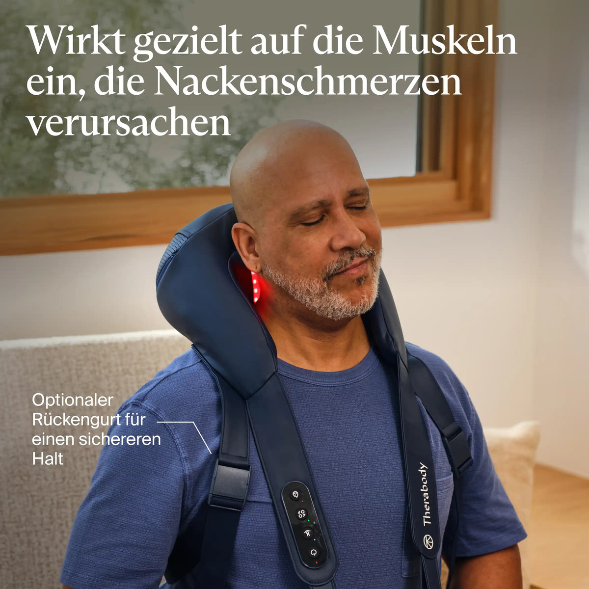 Therabody ThermNeck & Upper Back Nackenmassagegerät: Mann mit Glatze und grauem Bart sitzt mit geschlossenen Augen, rotes LED-Licht am Nacken. Wirkt gezielt auf die Muskeln ein, die Nackenschmerzen verursachen, optionaler Rückengurt für einen sichereren Halt
