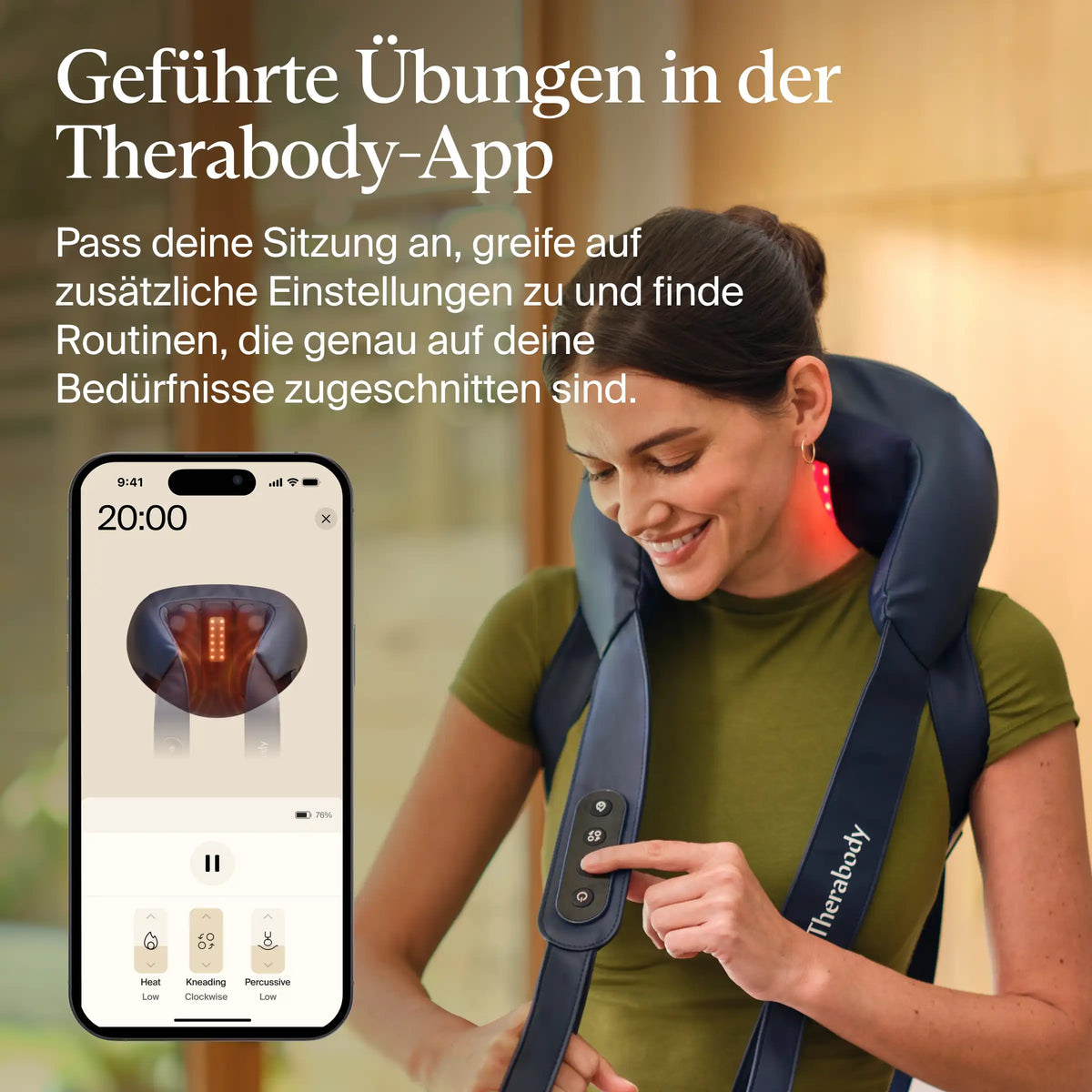 Therabody ThermNeck & Upper Back Nackenmassagegerät mit Therabody-App: Frau mit Dutt trägt das Gerät mit rot leuchtendem LED-Streifen und drückt eine Taste am Bedienfeld. Daneben ein Smartphone mit Timer 20:00, Akku 76 % und den Einstellungen Heat Low, Kneading Clockwise, Percussive Low, geführte Übungen und individuell zugeschnittene Routinen