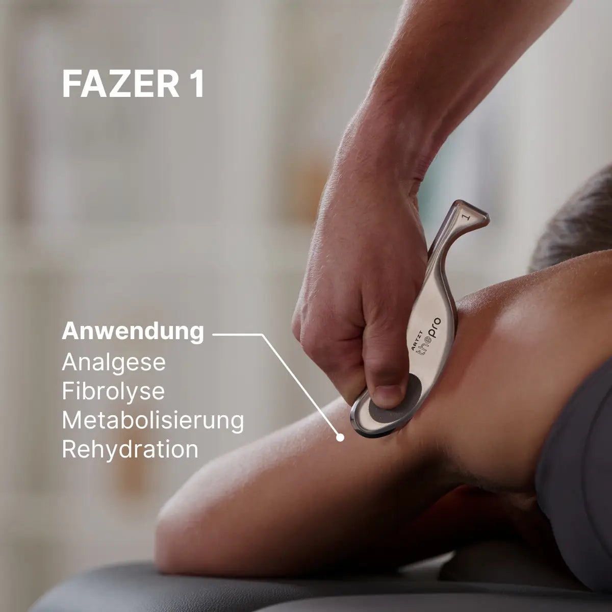 Therapeut nutzt den ARTZT thepro Fazer 1 am Oberarm einer liegenden Person; das Tool wird für Analgese, Fibrolyse, Metabolisierung und Rehydration eingesetzt. Die Nahaufnahme zeigt die ergonomische Form und präzise Anwendung des Instruments.