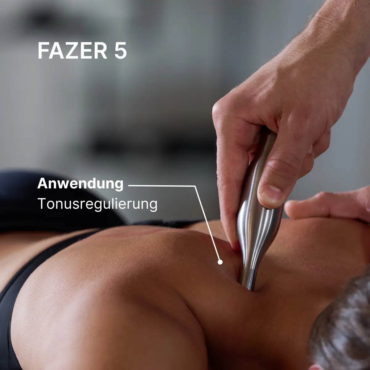 Therapeut setzt den ARTZT thepro Fazer 5 am oberen Rücken einer liegenden Person ein; das längliche, präzise geformte Tool wird für die Tonusregulierung genutzt und ermöglicht gezielten Druck auf tiefere Gewebeschichten.