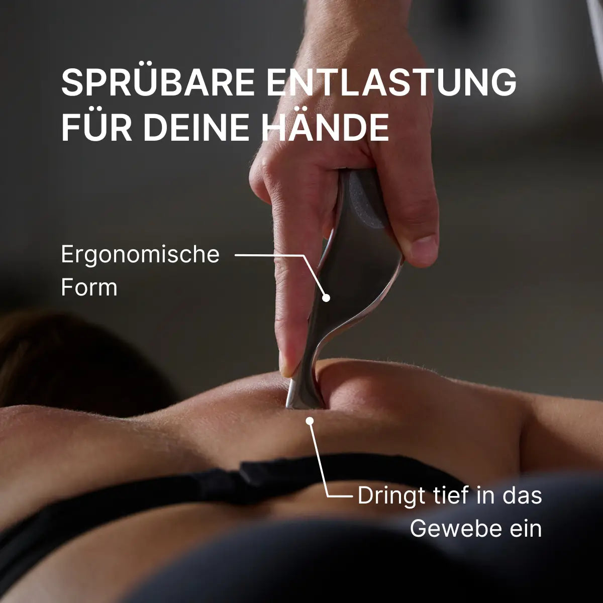 Hand einer behandelnden Person, die mit dem ergonomisch geformten ARTZT thepro Fazer über den oberen Rücken einer liegenden Person gleitet; das Werkzeug dringt tief ins Gewebe ein und entlastet die Hände während der Behandlung.