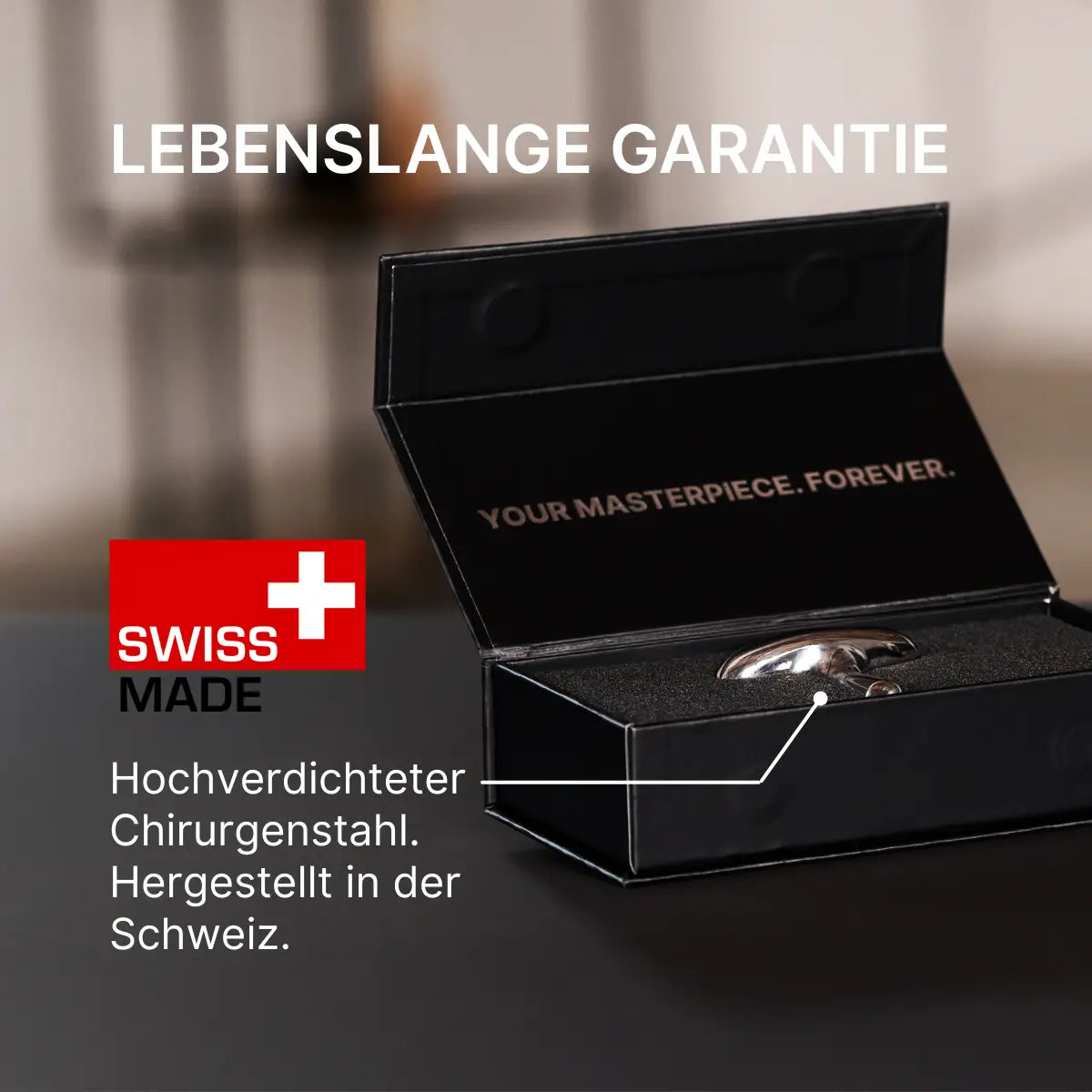Geöffnete schwarze Box mit dem ARTZT thepro Fazer aus hochverdichtetem Chirurgenstahl; auf der Innenseite des Deckels steht „Your masterpiece. Forever.“. Daneben ein Swiss-Made-Symbol, das auf die Herstellung in der Schweiz und die lebenslange Garantie hinweist.