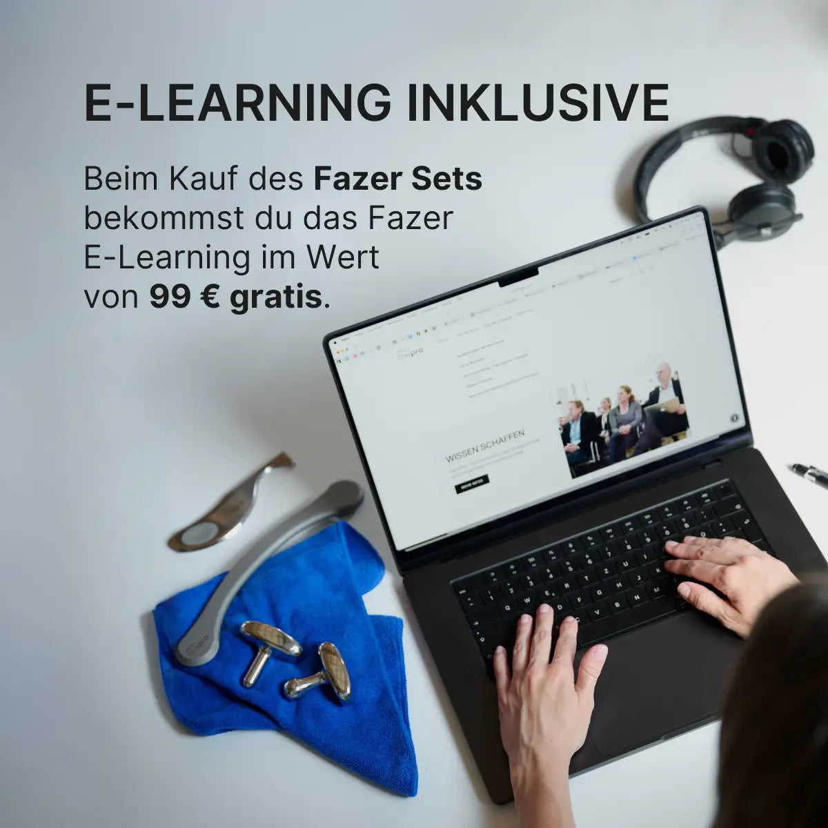 Person arbeitet an einem Laptop, auf dessen Bildschirm das ARTZT thepro Fazer E-Learning zu sehen ist; daneben liegen mehrere Fazer-Tools auf einem blauen Tuch. Der Hinweistext betont, dass das E-Learning beim Kauf des Fazer Sets im Wert von 99 Euro enthalten ist.