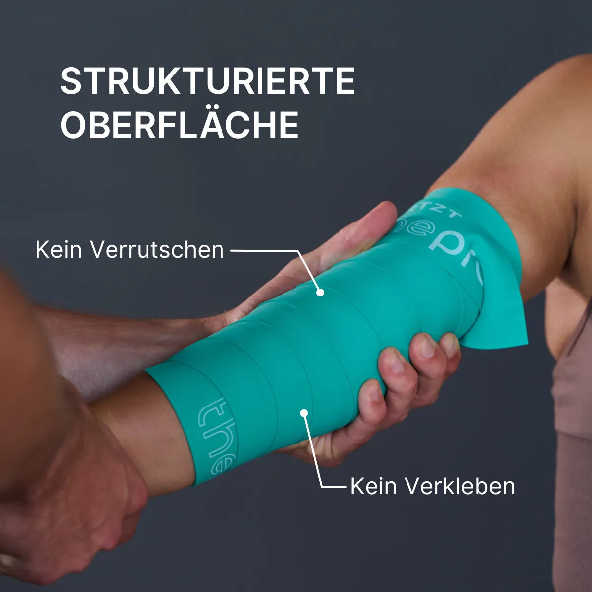 Person legt ein türkisfarbenes ARTZT thepro Flossband mit strukturierter Oberfläche eng um den Unterarm einer anderen Person an; das Band liegt glatt an, ohne zu verrutschen oder zu verkleben.