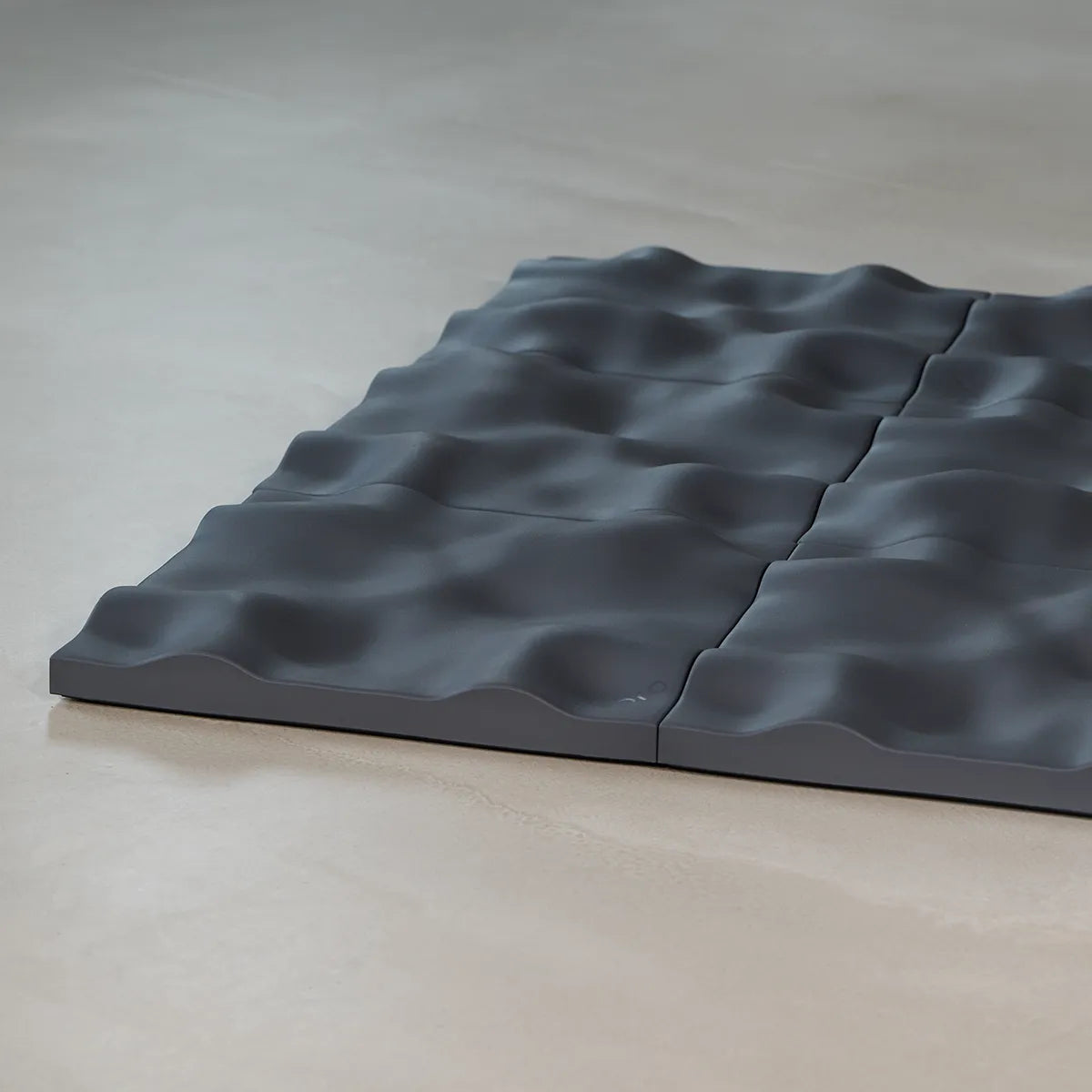 Modular aufgebauter Sensorikboden der Marke ARTZT thepro mit wellenförmig strukturierter Oberfläche zur Förderung von Gleichgewicht, Fußsensorik und propriozeptivem Training.