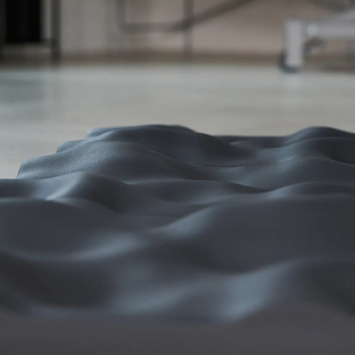 Detailansicht des Sensorikbodens der Marke ARTZT thepro mit weicher, wellenförmiger Oberflächenstruktur zur gezielten Stimulation der Fußsensorik und des Gleichgewichts.