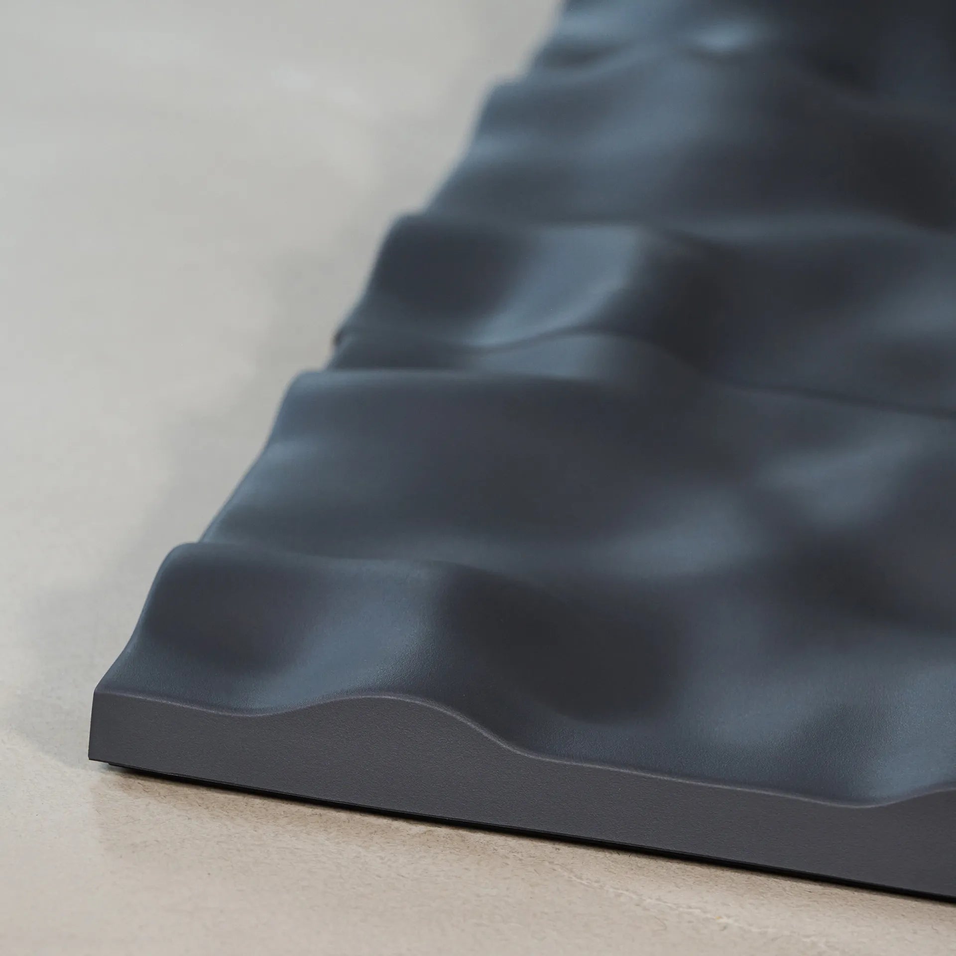 Randansicht des Sensorikbodens von ARTZT thepro mit ergonomisch geformter, wellenförmiger Oberfläche zur Förderung von Gleichgewicht, Fußsensorik und Stabilität.