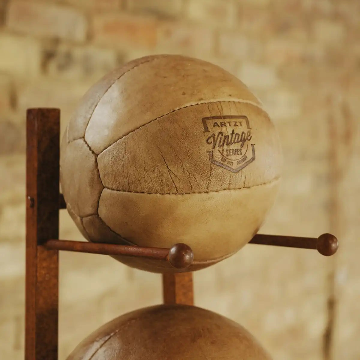 Nahaufnahme eines Lederballs, der auf dem ARTZT Vintage Series Medizinball Ständer liegt.
