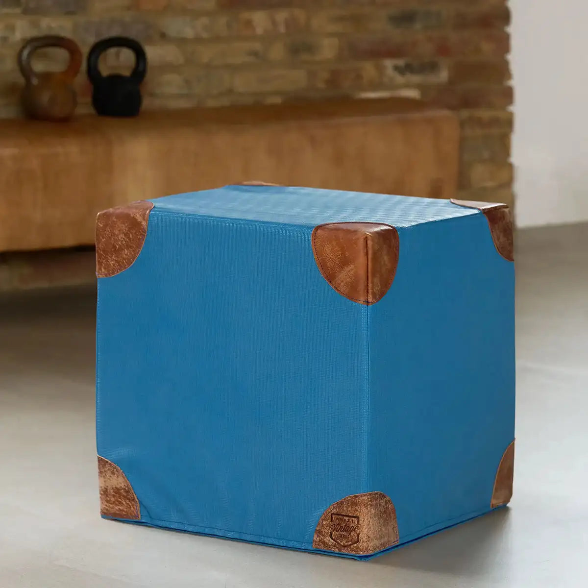 ARTZT Vintage Series Cube in blau in einem Fitnessraum. #farbe_blau