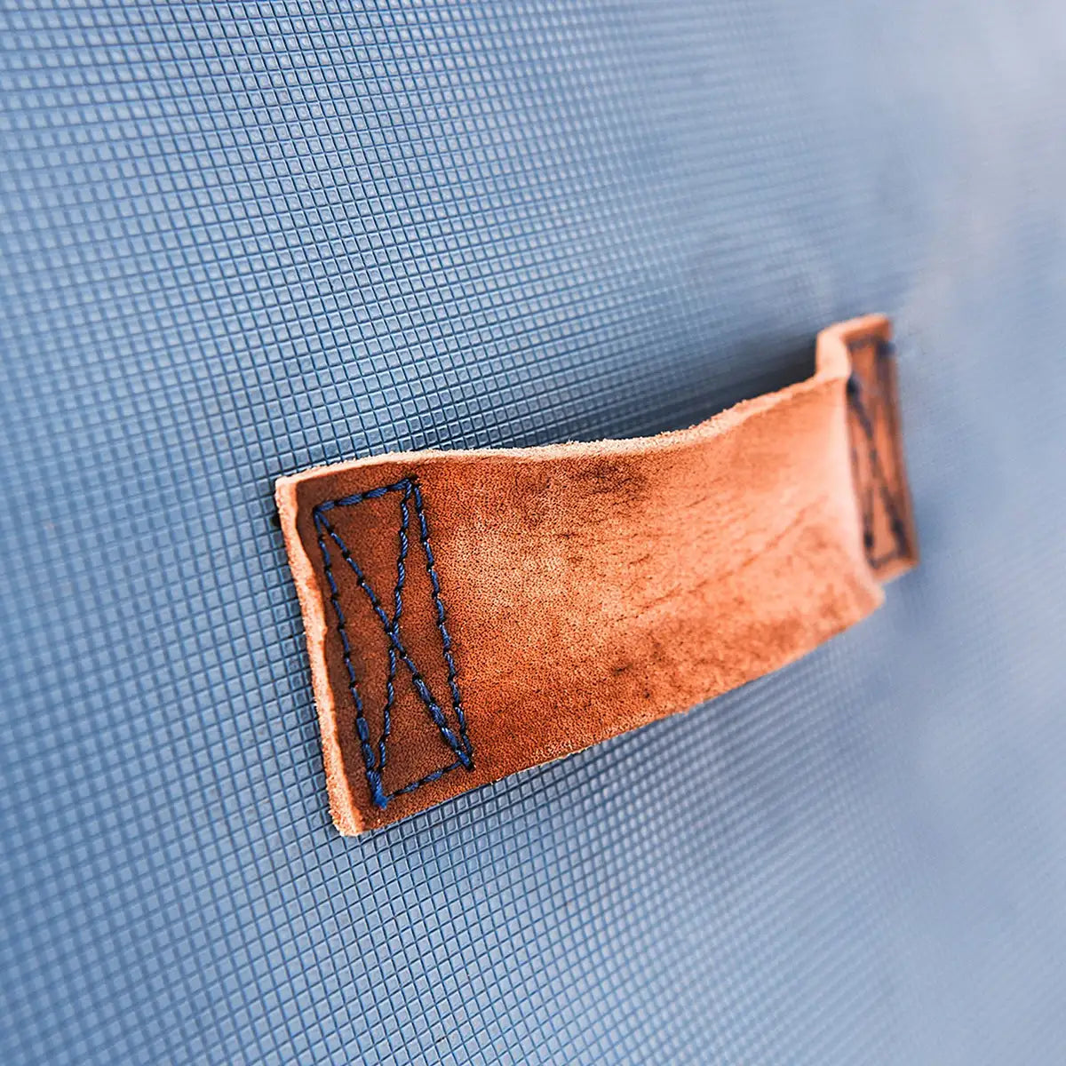 Nahaufnahme auf den Griff vom ARTZT Vintage Series Cube in blau. #farbe_blau