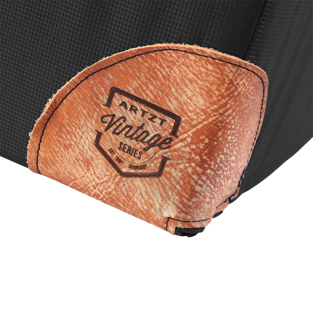 Nahaufnahme auf den Stempel vom ARTZT Vintage Series Cube in schwarz. #farbe_schwarz