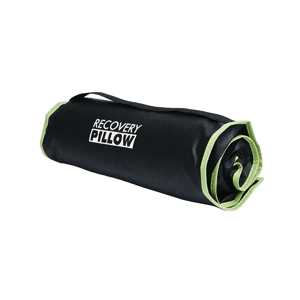 Zusammengerolltes Blackroll Recovery Pillow in der dazugehörigen Tasche