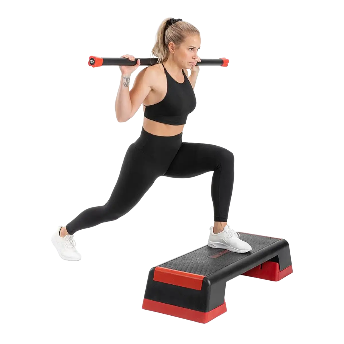 Frau trainiert mit Gewichtsstange Gymstick Aerobic Bar im Ausfallschritt auf einem Stepper.
