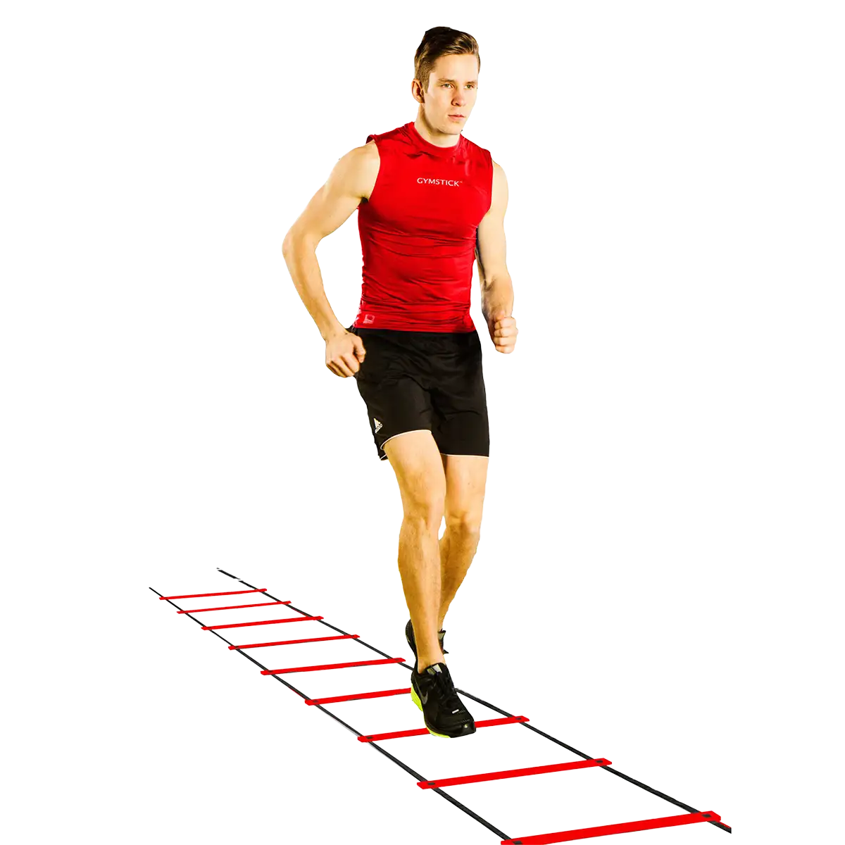 Ein Mann in rotem Shirt läuft über die Gymstick Speed Ladder Koordinationsleiter.