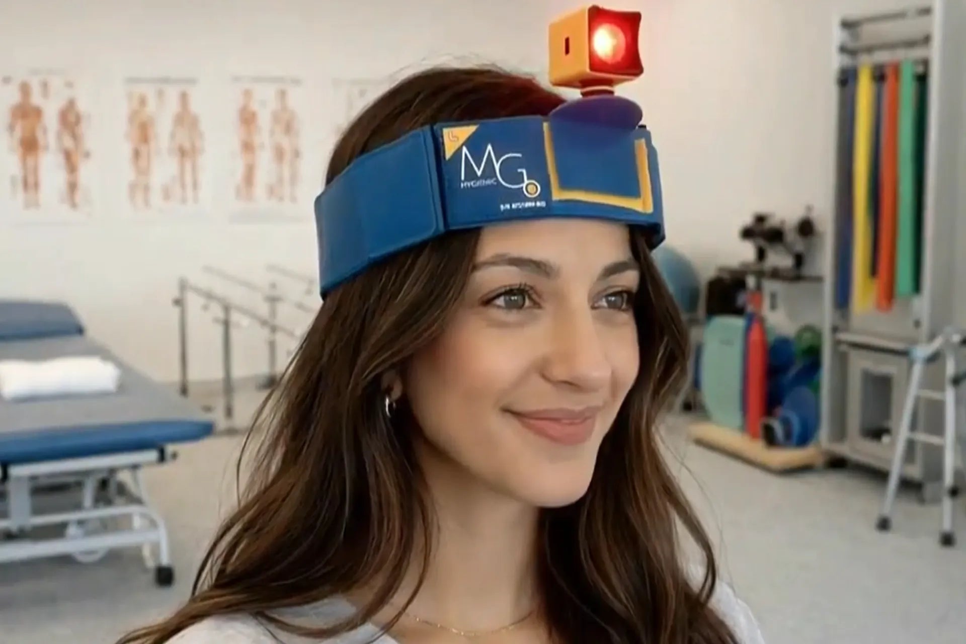 Frau trägt ein Stirnband mit einem Laser der Marke Motion Guidance auf dem Kopf.