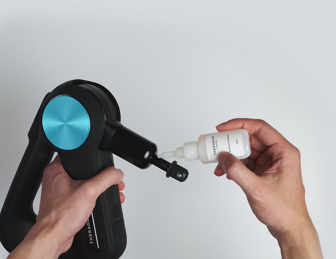 Anwendung des Theragun Care Kits an einer Theragun Pro