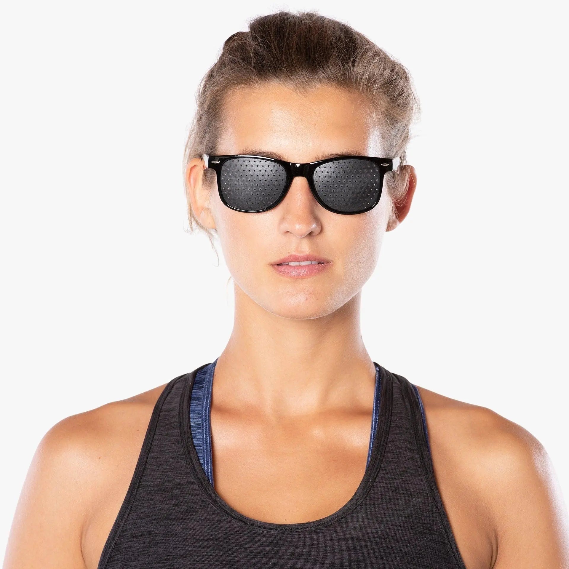 Frontalaufnahme einer Frau, die eine ARTZT neuro Rasterbrille trägt.