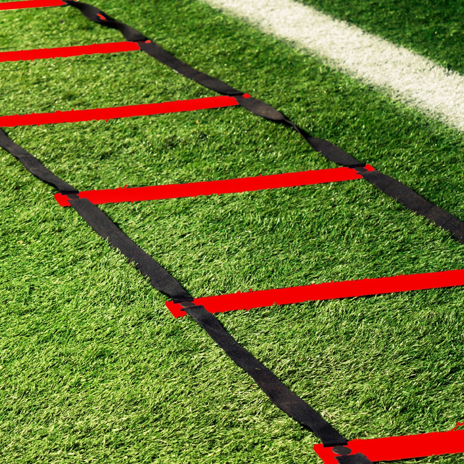 Nahaufnahme der Gymstick Speed Ladder Koordinationsleiter auf Fußballrasen