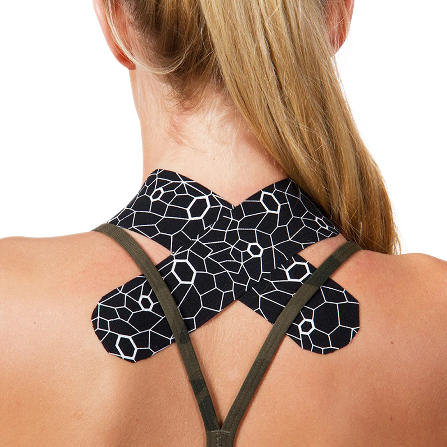 Rückenansicht einer Person mit schwarzem TheraBand Kinesiology Tape im Nacken- und oberen Rückenbereich, über Kreuz geklebt.