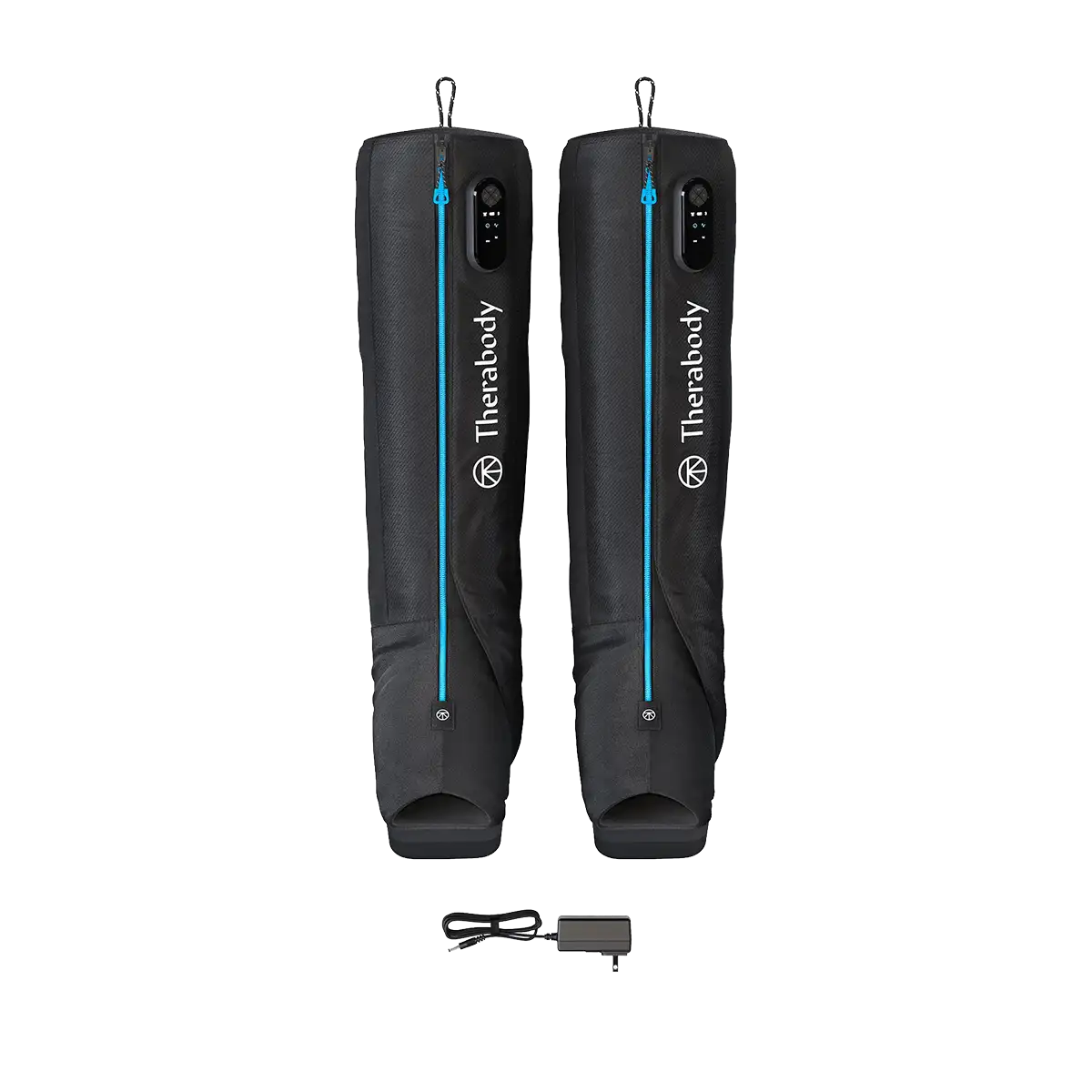 Ein Paar Therabody JetBoots Kompressionsstiefel sowie das passende Ladegerät auf transparentem Hintergrund