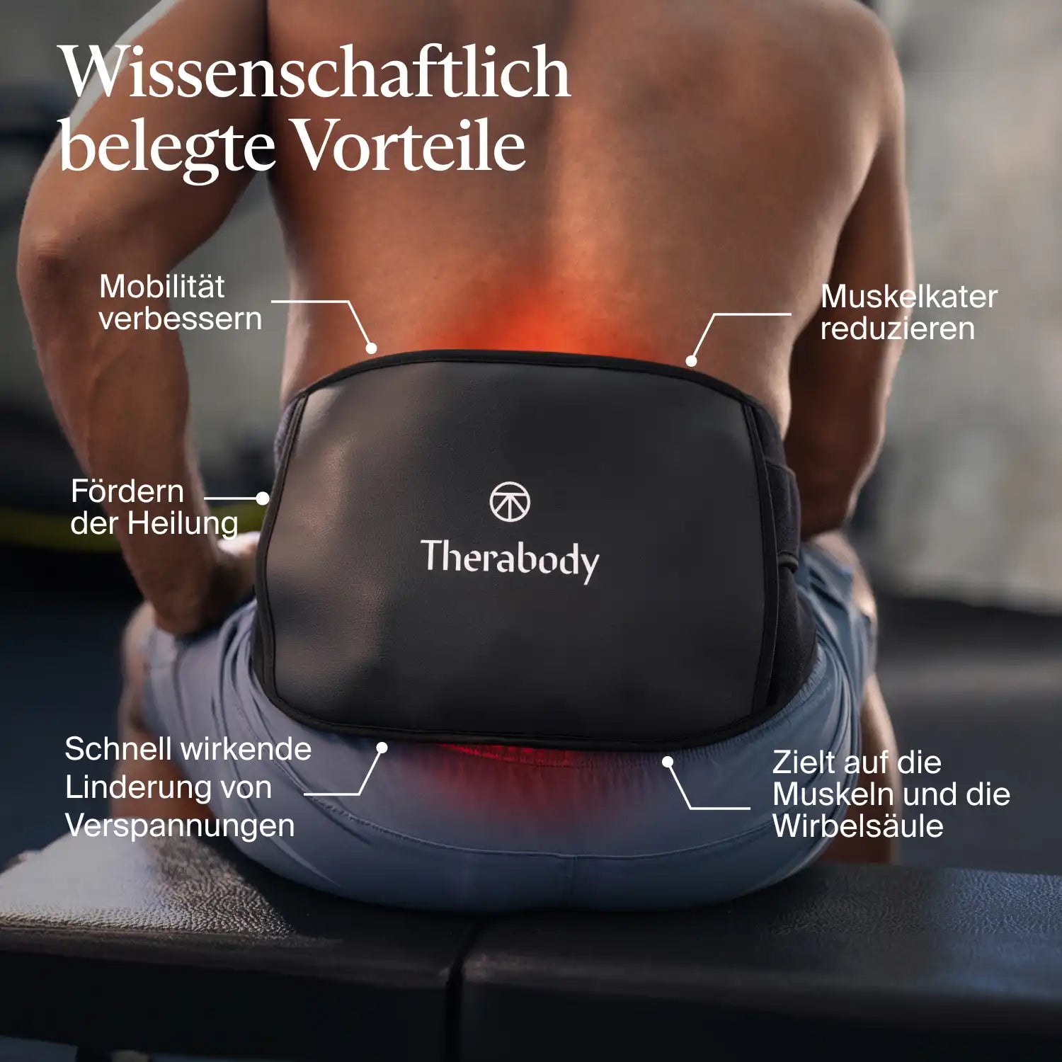 Therabody ThermBack LED Wärmegürtel Rückenbandage am unteren Rücken einer sitzenden Person, rotes Licht im Lendenbereich zur Darstellung der Anwendung, Hinweise zu Vorteilen wie Mobilität verbessern, Muskelkater reduzieren und Verspannungen lindern sichtbar im Bild.