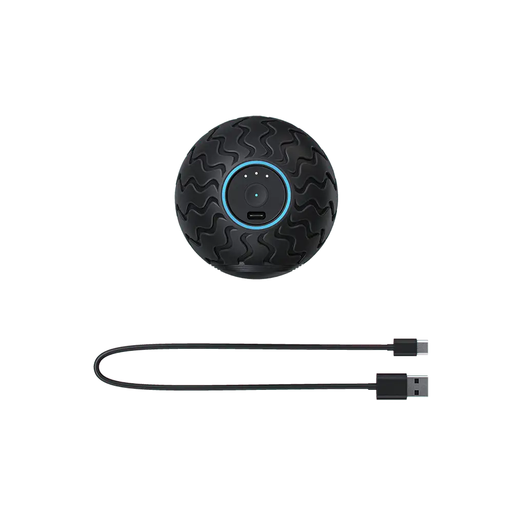 Therabody WaveSolo Faszienball, darunter ein USB-C-Ladekabel auf transparentem Hintergrund