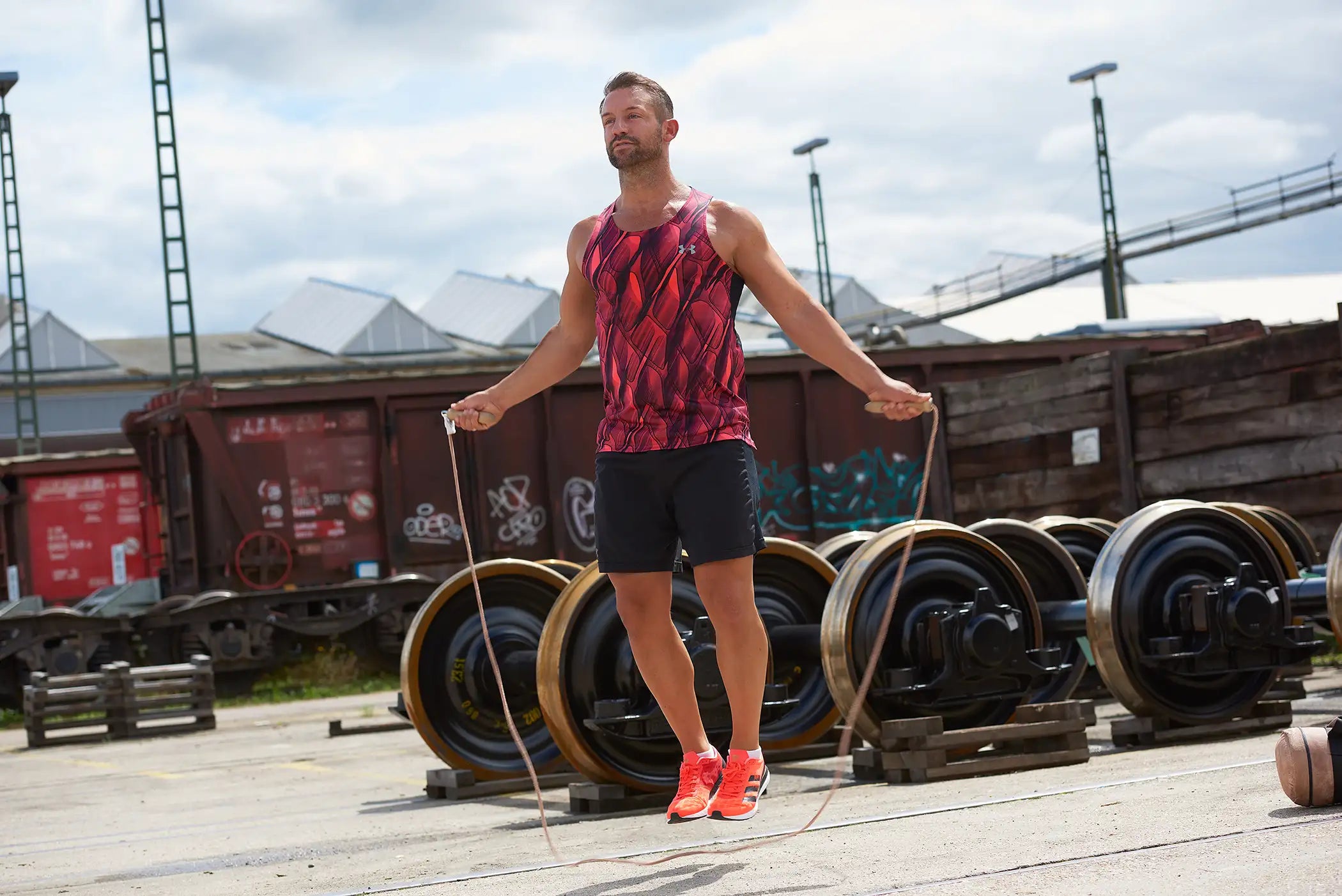 Mann macht draußen Seilspringen mit dem ARTZT Vintage Series Springseil