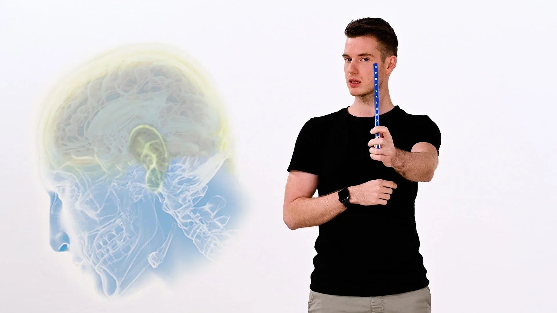 Mann hält für eine Neuroathletik-Übung bei Schwindel einen ARTZT neuro Vision Stick vor sein Gesicht.