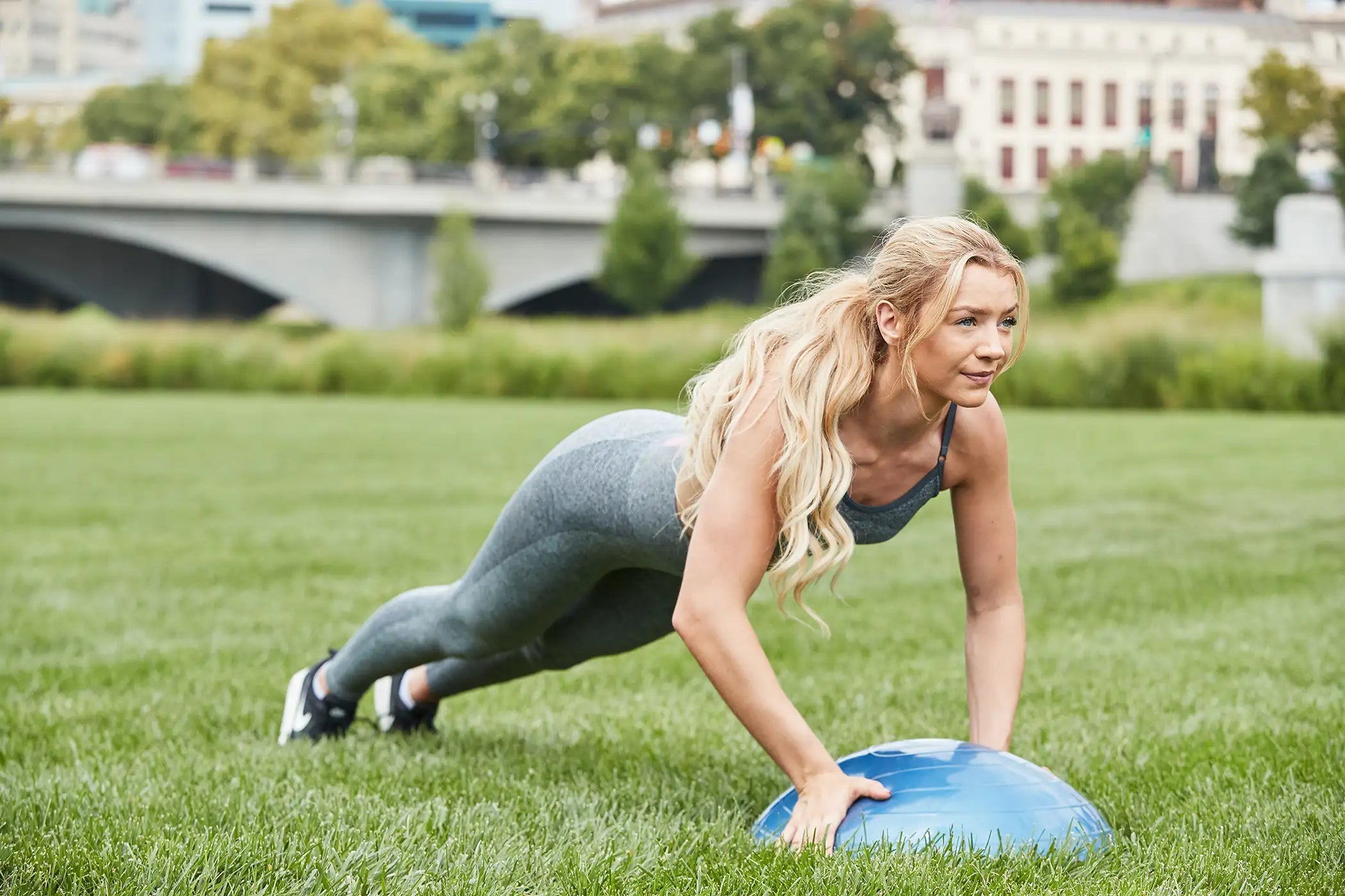 BOSU Sixpack Workout - 8 Übungen für deinen Bauch - artzt.eu