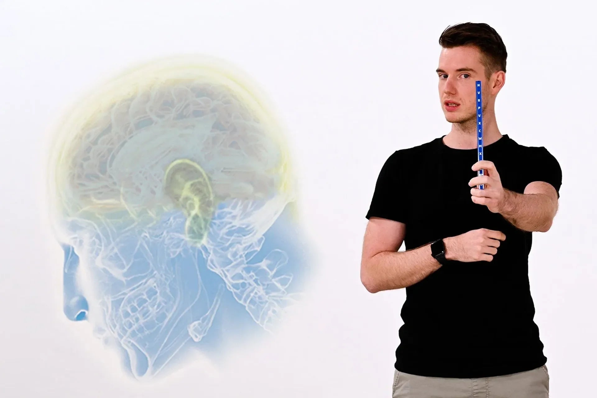 Mann hält für eine Neuroathletik-Übung bei Schwindel einen ARTZT neuro Vision Stick vor sein Gesicht.