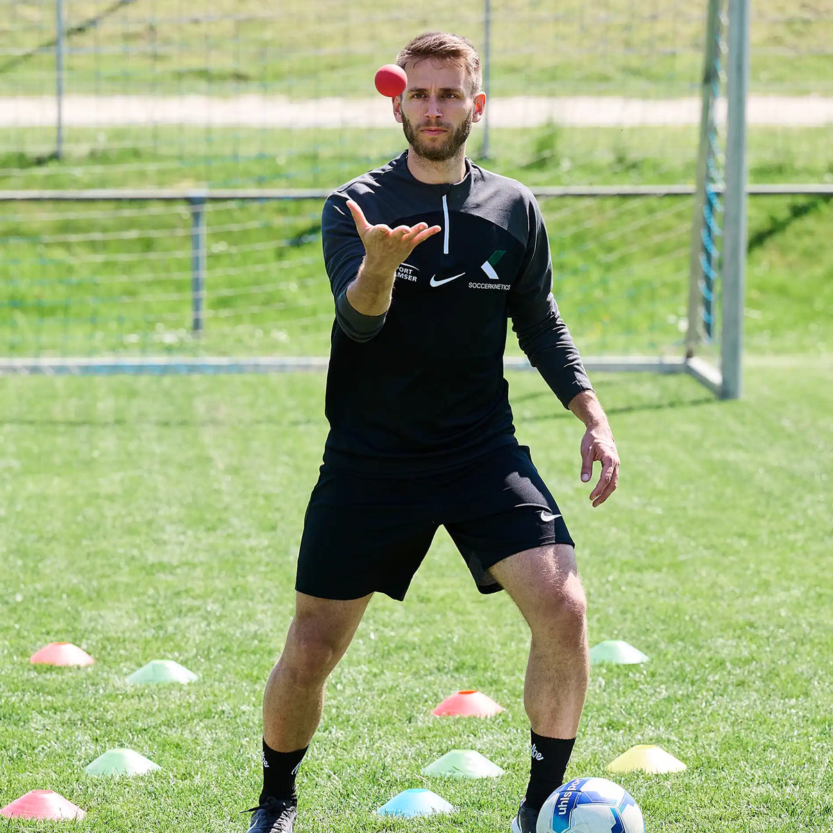 ARTZT neuro BrainBoost Ball – Reaktionsball fürs neurozentriertes Fußballtraining: Simon Jans wirft den Ball auf dem Platz hoch