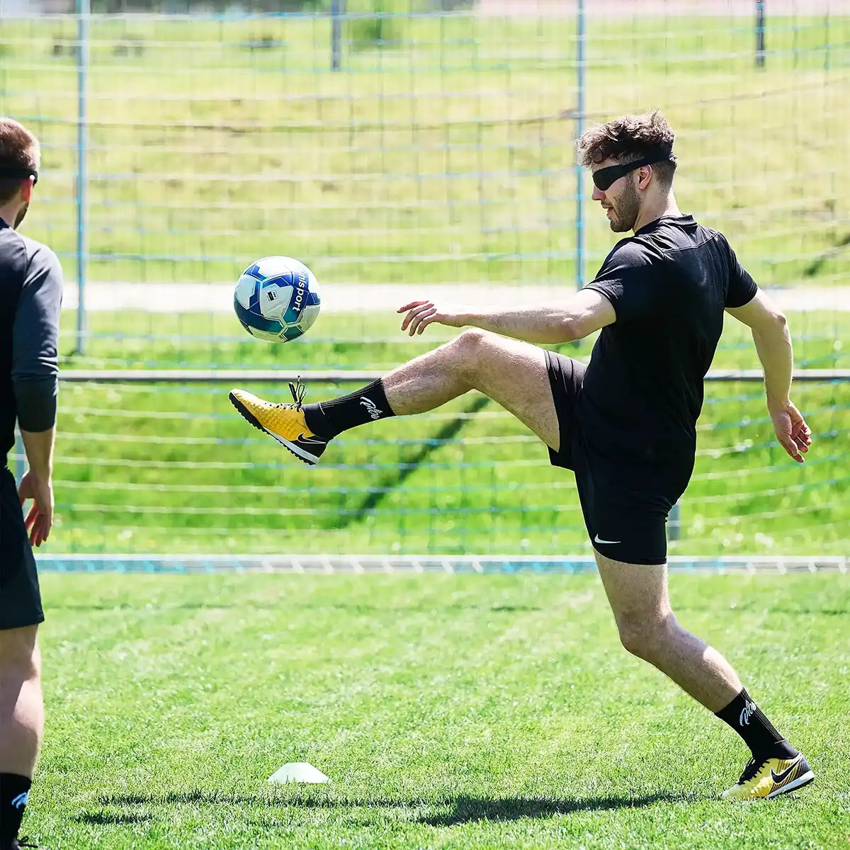 Fußballer trägt eine ARTZT neuro Rasterbrille Sport beim Fußballtraining.