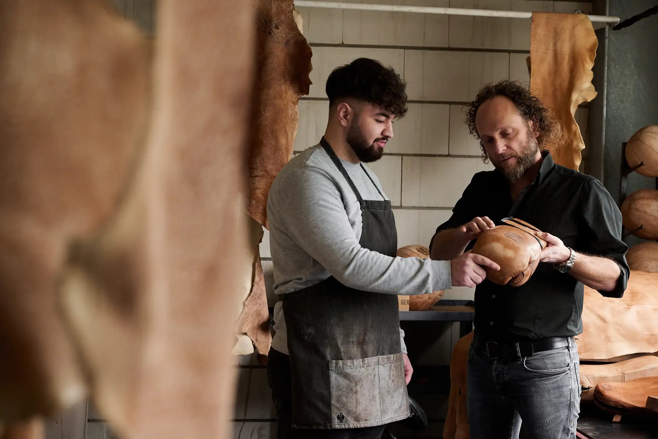 Ein Mann begutachtet zusammen mit Geschätsführer Felix Artzt einen ARTZT Vintage Series Boxhandschuh.