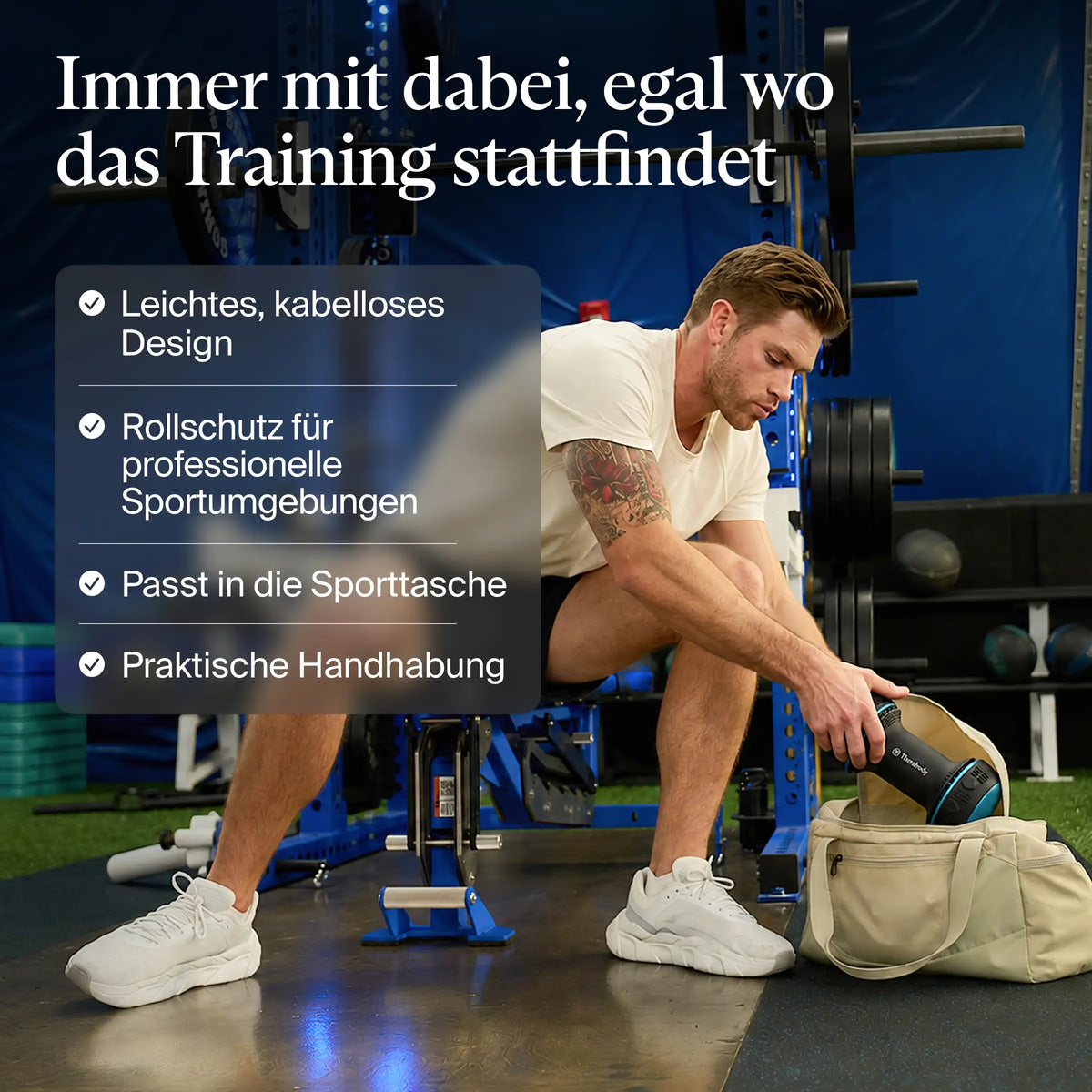 Therabody CryoTherm Palm für unterwegs: Sportler packt das Kühlgerät in einer Trainingshalle in eine Sporttasche – leichtes, kabelloses Design, Rollschutz für professionelle Sportumgebungen, passt in die Sporttasche, praktische Handhabung