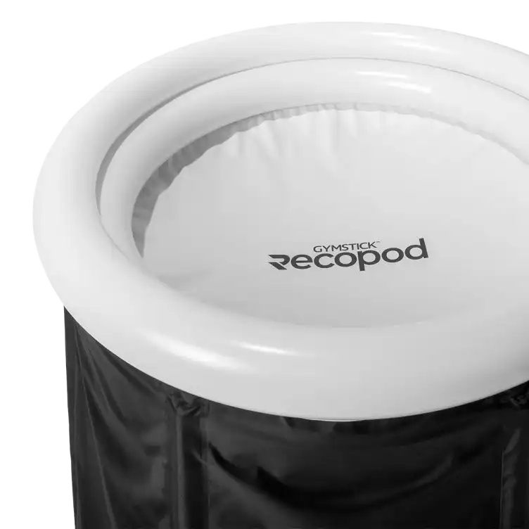 Draufsicht auf die RecoPod Eistonne von Gymstick mit weißem, aufblasbarem Rand und innenliegendem Logo, freigestellt vor weißem Hintergrund.
