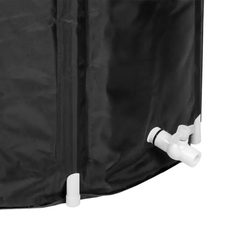 Detailansicht der RecoPod Eistonne von Gymstick mit schwarzer Außenhülle und weißem Ablassventil am unteren Rand, freigestellt vor hellem Hintergrund.