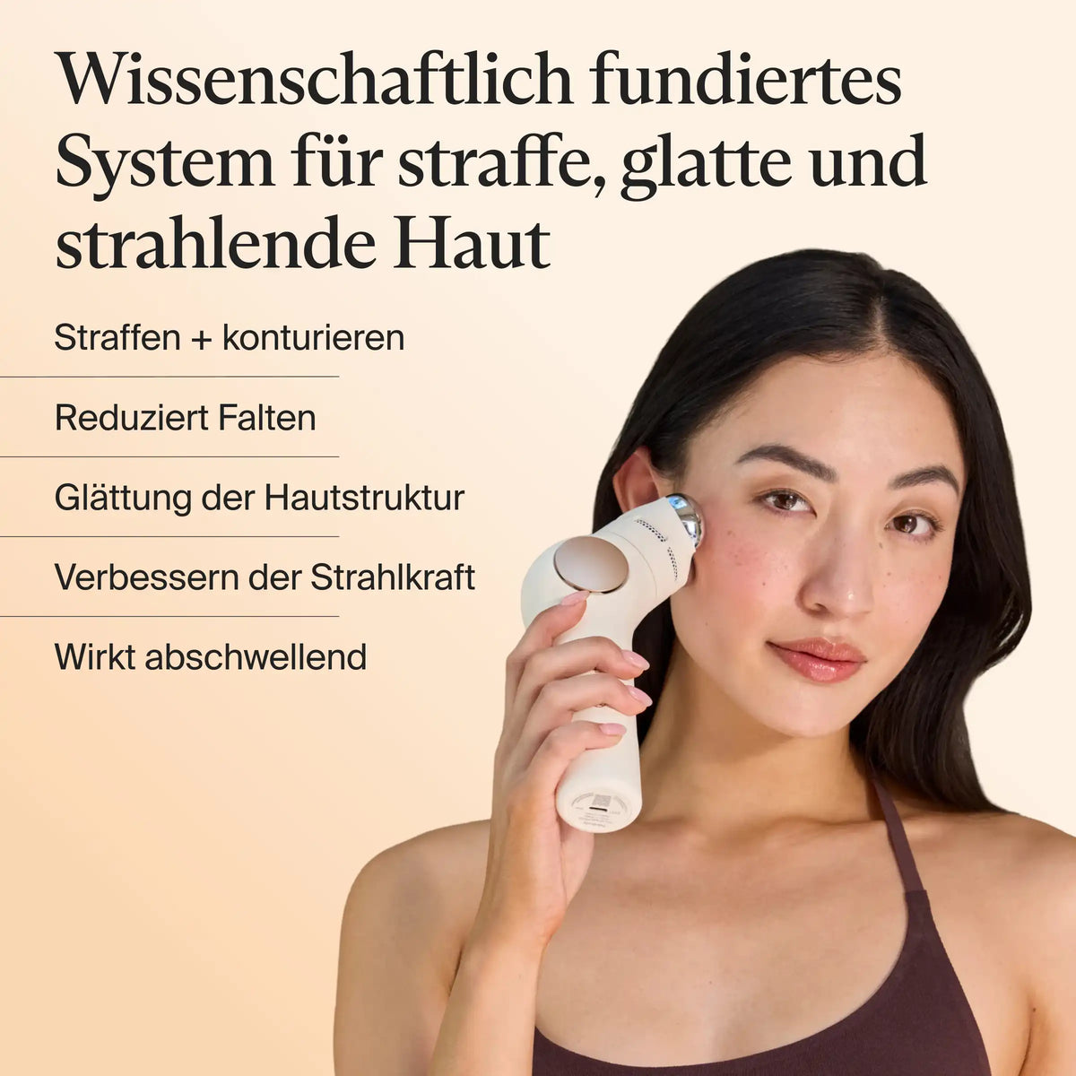 Frau mit schwarzem Haar hält das Therabody SkinSpa PRO Gesichtspflegegerät mit CryoCurrent-Aufsatz an die Wange. Wissenschaftlich fundiertes System für straffe, glatte und strahlende Haut: Straffen und konturieren, reduziert Falten, Glättung der Hautstruktur, Verbessern der Strahlkraft, wirkt abschwellend