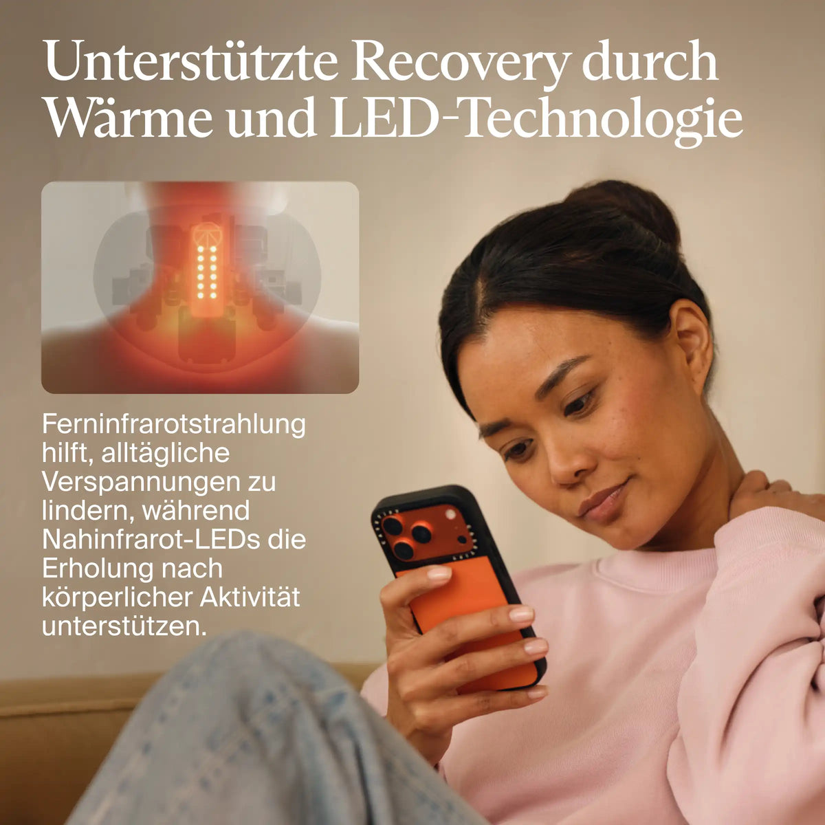 Therabody ThermNeck & Upper Back Nackenmassagegerät mit Wärme und LED-Technologie zur Recovery: Frau mit dunklem Dutt schaut auf ihr Smartphone und fasst sich an den Nacken, Einblendung mit rot leuchtenden LEDs am Nacken. Ferninfrarotstrahlung hilft, alltägliche Verspannungen zu lindern, Nahinfrarot-LEDs unterstützen die Erholung nach körperlicher Aktivität
