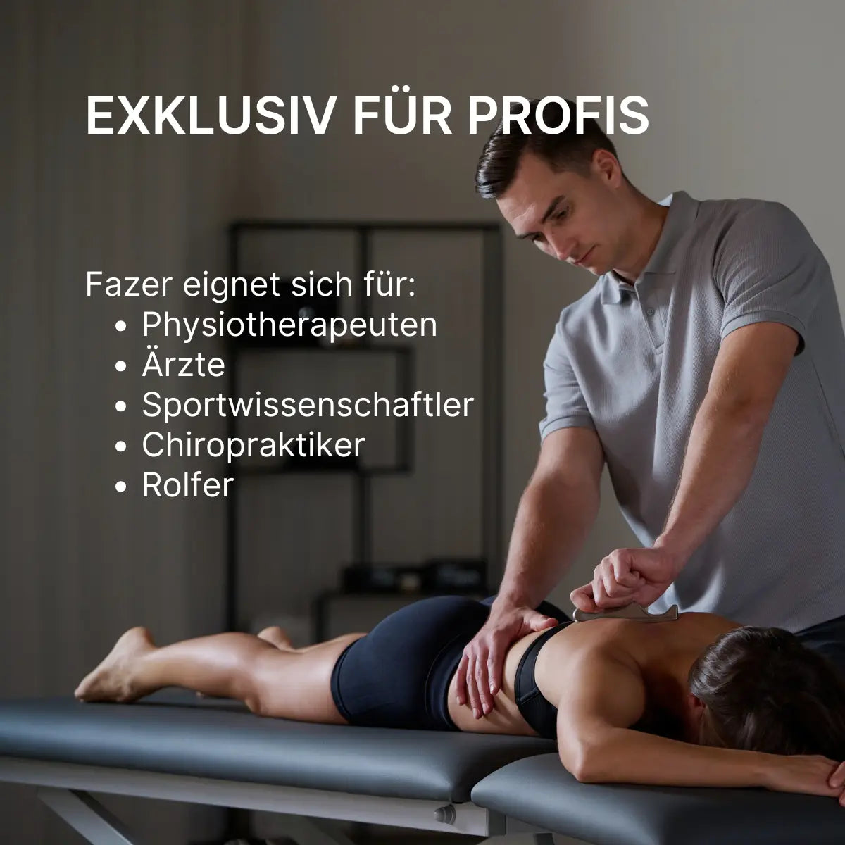 Therapeut behandelt den unteren Rücken einer auf einer Liege liegenden Person mit dem ARTZT thepro Fazer; das Bild zeigt die professionelle Anwendung des Tools, das sich für Physiotherapeuten, Ärzte, Sportwissenschaftler, Chiropraktiker und Rolfer eignet.